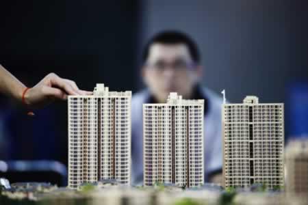 中原地产研究中心统计数据显示，5月楼市整体成交回暖，同比、环比齐升。    　　5月，一线城市新房成交面积平均环比继续上涨，环比涨幅达到了20.1%，其中北京上涨最明显，新房成交面积环比上涨了42.5%，同比也上涨了10.5%。上海、广州的新房成交量也有明显增长，与2019年同期基本持平。    　　二三线代表城市新房成交面积同比、环比均有不同程度上涨。二线城市新房成交面积平均环比上涨了35%，其中最为典型的上涨城市为温州，上涨了120%，武汉上涨了81%。三线代表城市新房成交面积环比上涨22.1%，韶关涨幅较大，扬州、东莞涨幅均在10%以内；从同比来看，整体上涨14.0%。  　　来源：房讯网