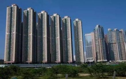 因虚假宣传构成不正当竞争行为，山东济南一房企被罚44万元。  　　4月30日，绿地北展济南置业有限公司在对某单位团购促销中发放载有“济南市政府将搬迁至先行区”不实信息的宣传材料。山东省市场监督管理局认定上述行为违反《中华人民共和国反不正当竞争法》第八条规定，构成虚假宣传的不正当竞争行为。近日，该公司被处以44万元的行政罚款。    　　最近一两年，“济南市政府将搬迁至先行区”的信息，一直都是网络传闻，从来没有任何正式“官宣”。在这种情况下，这家房企将其作为楼盘的宣传资料，显然是不合适的，也确实构成了虚假宣传。  　　很多人或许会疑惑，这种找不到确切官方消息源的信息，不能作为宣传依据，难道不是常识吗？相关房企会不知道？房企对这种“虚假宣传”乐此不疲，只是把传闻当成可以利用的工具。    　　将没有事实支撑的模棱两可的信息，释放给购房者和社会，是开发商惯用的宣传套路。外部因素方面，开发商的宣传点主要聚焦这几个方面：第一，政府搬迁甚至是区划变动；第二，高新产业、知名大型商业综合体、优质教育资源入驻板块；第三，高铁、地铁、高架路等交通方面的规划；第四，楼盘周边重大不利因素的消失，比如化工厂、垃圾场搬迁等；第五，将还没定的学区，视为“囊中之物”。  　　当然，楼盘内部情况的虚假宣传，也不在少数。比如，交付实体房和样板房不符；小区交付后内部配套，与前期的宣传或者沙盘展现不符；精装修的材料使用，和前期宣传不符；宣传时称业主可以自由去顶楼，但交房后却发现不行等。  　　正因为这些方面事关相关楼盘的现实价值，比如能不能卖完，甚至能不能热销等，相关房企才会绞尽脑汁蹭外部因素的热度，或者想方设法“修饰”楼盘内部情况。在房企眼里，事情真假不重要，只要有购房者买账就行。  　　除了房企本身的主观原因，相关虚假宣传的出现，也离不开相关楼盘在管理和规范层面的工作不到位。现实中，很多楼盘的宣传口径都不统一，比如在某些宣传信息上，开发商和销售团队的说法不一；不同的销售人员，对同一事情说法可能也不一样；有的楼盘还会引入二手房中介团队，使得楼盘在宣传上更加混乱。  　　房企或者具体楼盘套路不断的虚假宣传，再加上自媒体的炒作，确实很容易以假乱真。由于现在多为期房，对于营销宣传无法及时验证。在这种背景下，购房者容易被套路也就不难理解。  　　所以，监管层面必须加大处罚力度，而不仅是“隔墙扔砖式”惩戒，真正提高违法成本，缩小虚假宣传的空间。  　　同时，不能总是“事后诸葛亮”。在楼盘前期的营销宣传中，相关部门也应该及时介入，并引导购房者强化防范意识、证据意识。当然，整个房地产行业，也需要基本的行业规范，要有“行业自律”。  　　来源：中国青年报